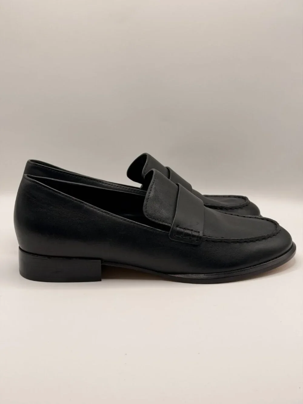 Vince Women Nelli Black Leather Slip On Loafer Sz 8.5